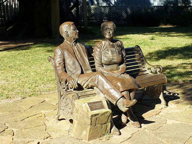A.P._and_Mamie_George Bronze Statue